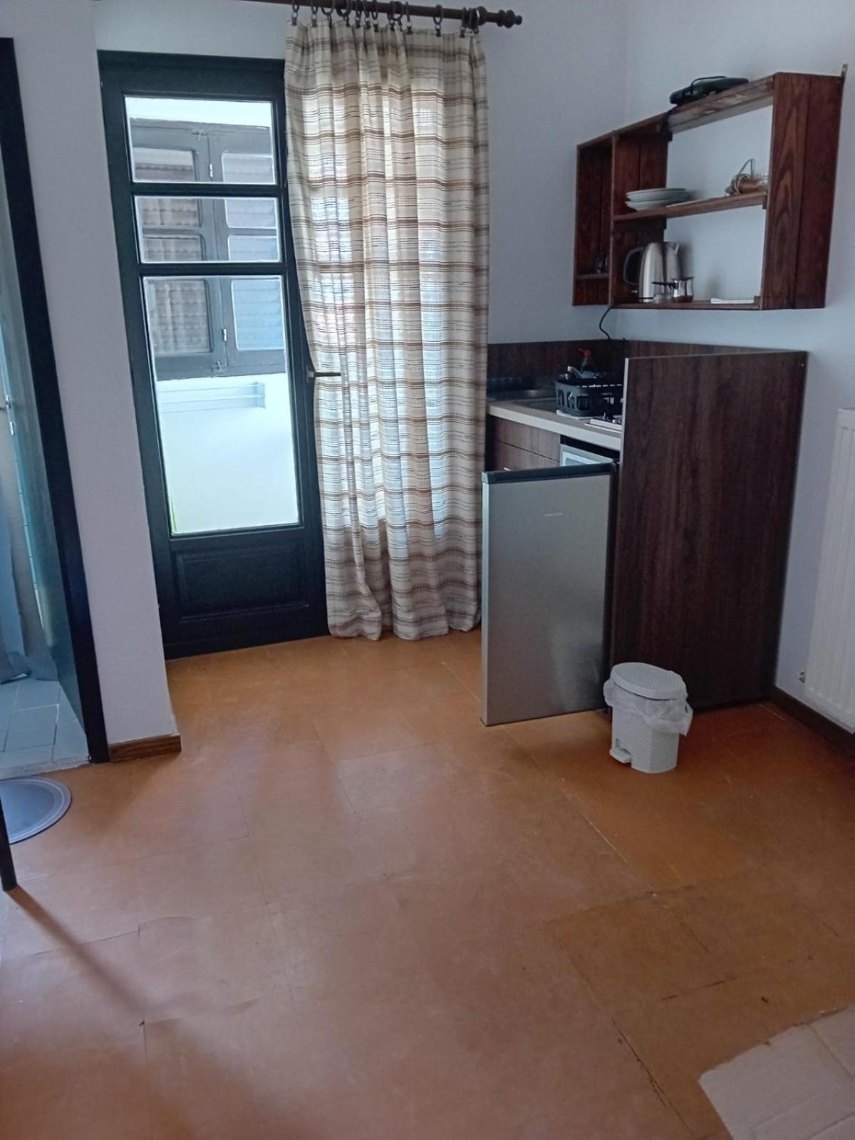 Kostas Studios Apartments - Ενοικιαζόμενα Δωμάτια Με Κουζινάκι มิรินา ภายนอก รูปภาพ